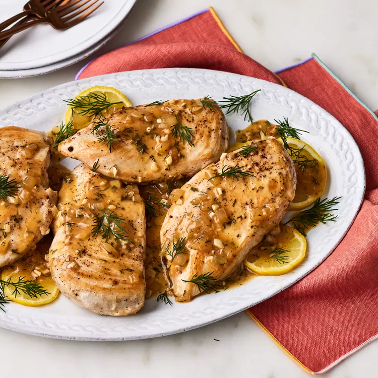 Filets de poulet dorés au citron et à l’aneth servis avec légumes de saison etape3