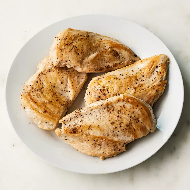Filets de poulet dorés au citron et à l’aneth servis avec légumes de saison etape1