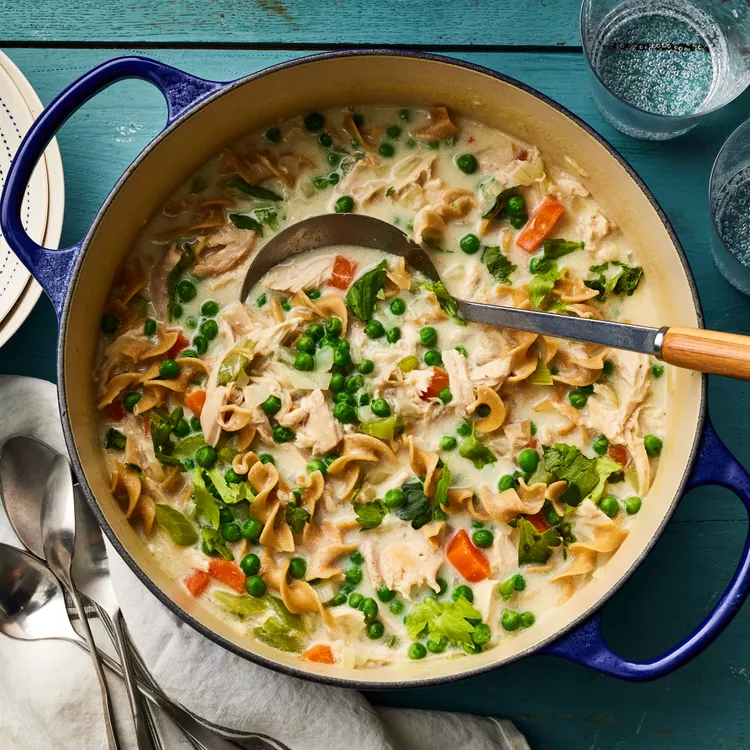 Soupe crémeuse au poulet rôti et nouilles, servie chaude avec légumes fondants