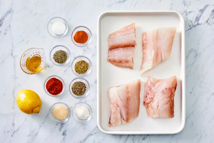 Vivaneau rouge grillé servi avec légumes verts vapeur et quinoa complet ingredients