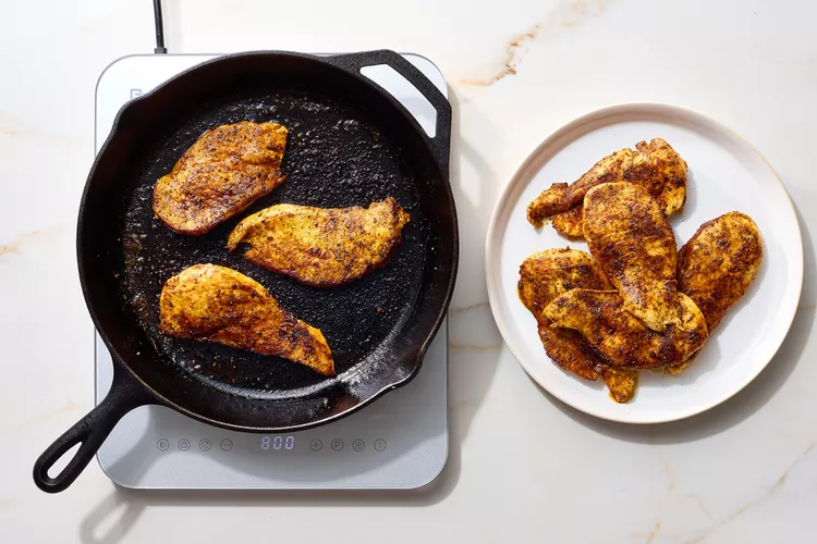 Poulet cowboy au maïs, tomates rôties, haricots noirs et fromage fondu, servi avec riz et coriandre fraîche etape3