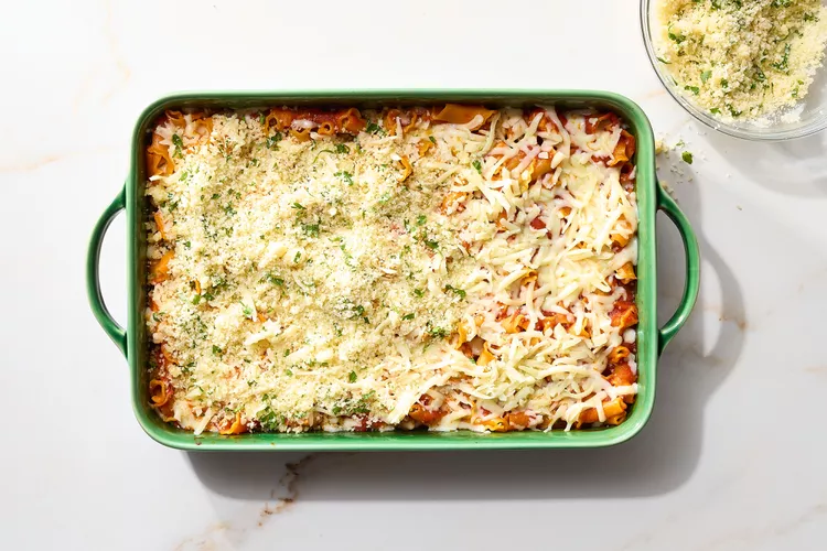 Gratin de poulet au parmesan avec pâtes, sauce tomate et chapelure croustillante au four etape4