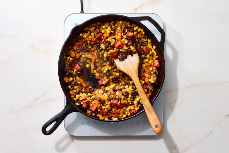 Poulet cowboy au maïs, tomates rôties, haricots noirs et fromage fondu, servi avec riz et coriandre fraîche etape4