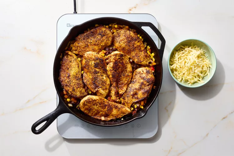 Poulet cowboy au maïs, tomates rôties, haricots noirs et fromage fondu, servi avec riz et coriandre fraîche etape5