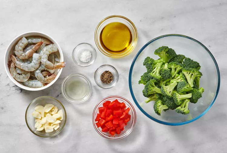 Crevettes sautées à l’ail avec brocoli croquant dans une poêle saine et rapide ingredients