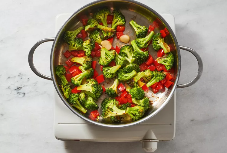Crevettes sautées à l’ail avec brocoli croquant dans une poêle saine et rapide etape1