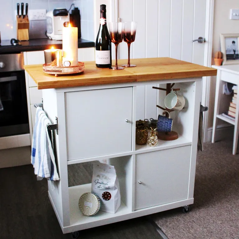 Îlot de cuisine DIY fabriqué à partir d'une étagère IKEA Kallax avec roulettes, tringle et plan de travail en bois, parfait pour petite cuisine