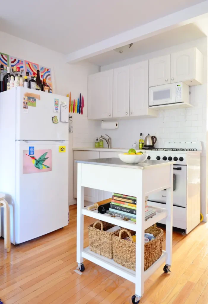 Petite cuisine IKEA ouverte sur pièce voisine pour gagner de l'espace, avec agencement fluide et ambiance lumineuse
