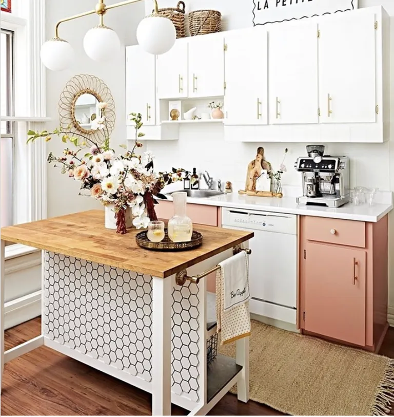 Îlot IKEA Stenstorp relooké avec carreaux hexagonaux, finitions en laiton et porte-serviettes design pour une cuisine chic et moderne
