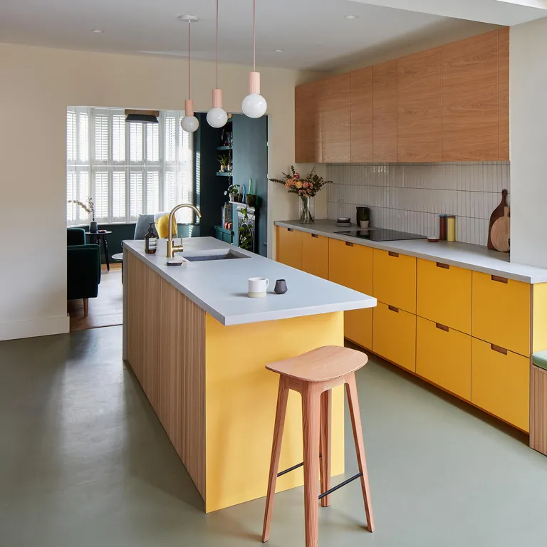 Îlot central IKEA personnalisé avec façades Plykea assorties aux armoires de cuisine, finition chêne et Formica pour une harmonie visuelle