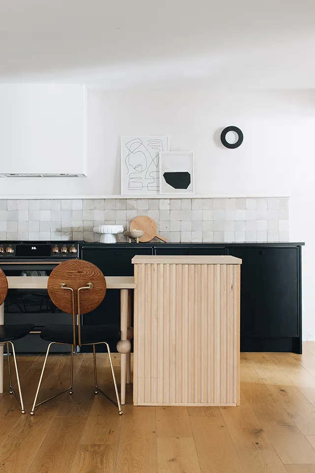 Îlot de cuisine IKEA Sektion customisé avec des cannelures en contreplaqué pour un effet haut de gamme, design moderne avec cuisine noire et carreaux Zellige