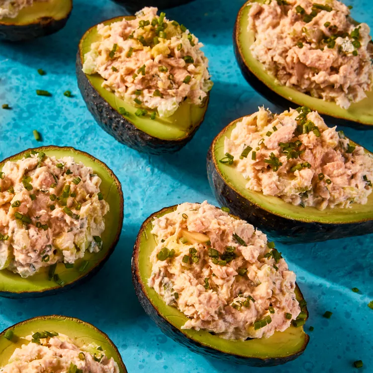 Demi-avocats farcis au saumon, servis frais avec citron et herbes aromatiques etape3