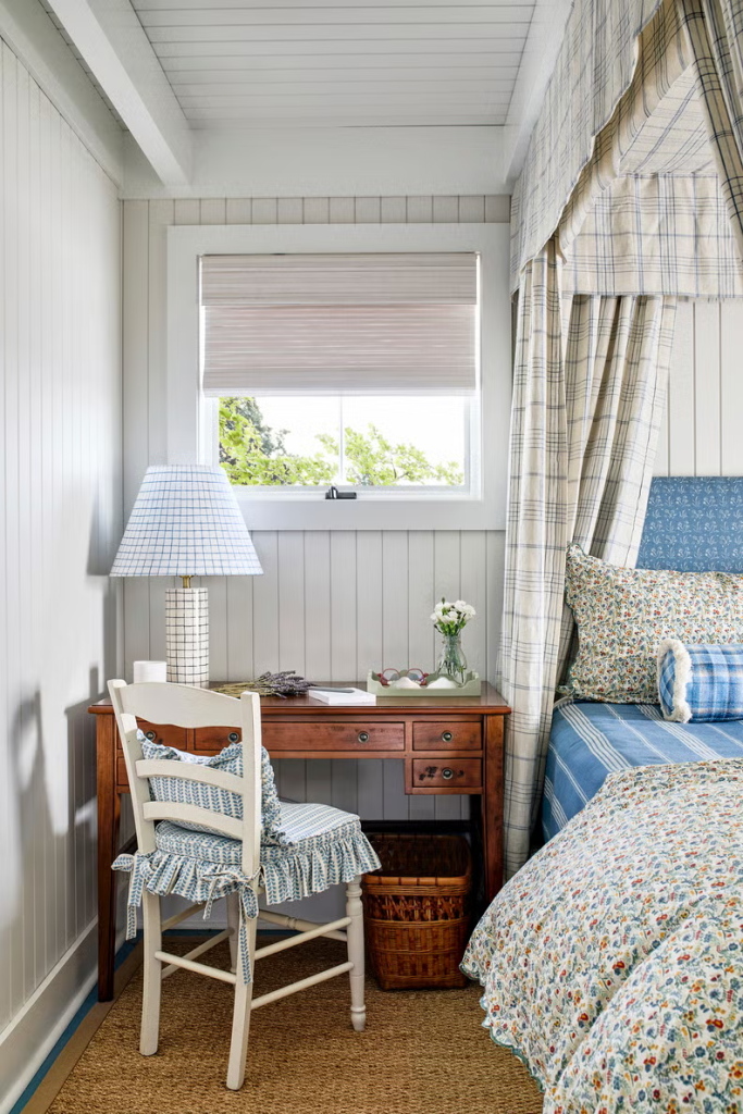 meuble multifonction dans une petite chambre