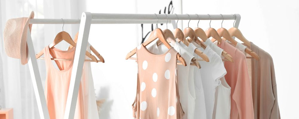 dressing d'angle élégant dans une petite chambre