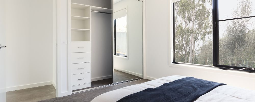 Styles d'armoires coulissantes pour petite chambre
