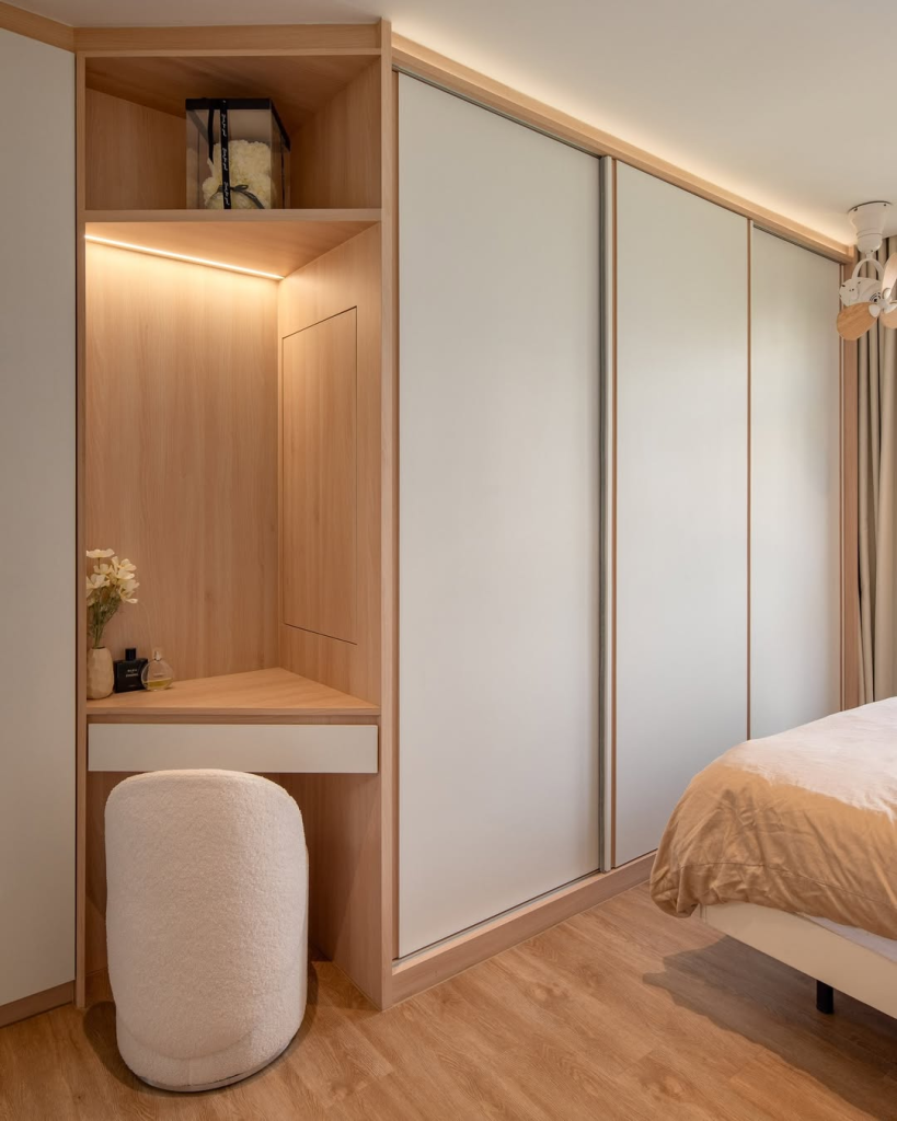 Dressing dans petite chambre avec coiffeuse intégrée