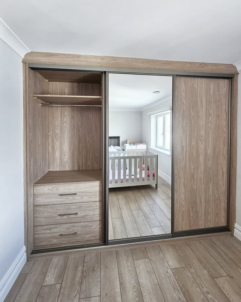 Dressing dans petite chambre, la combinaison chêne et miroir