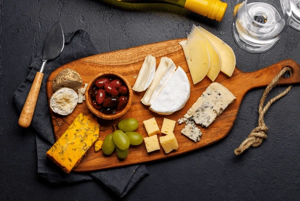 assortiment méditerranéen sans cuisson houmous olives charcuterie fromages crudités planche apéro