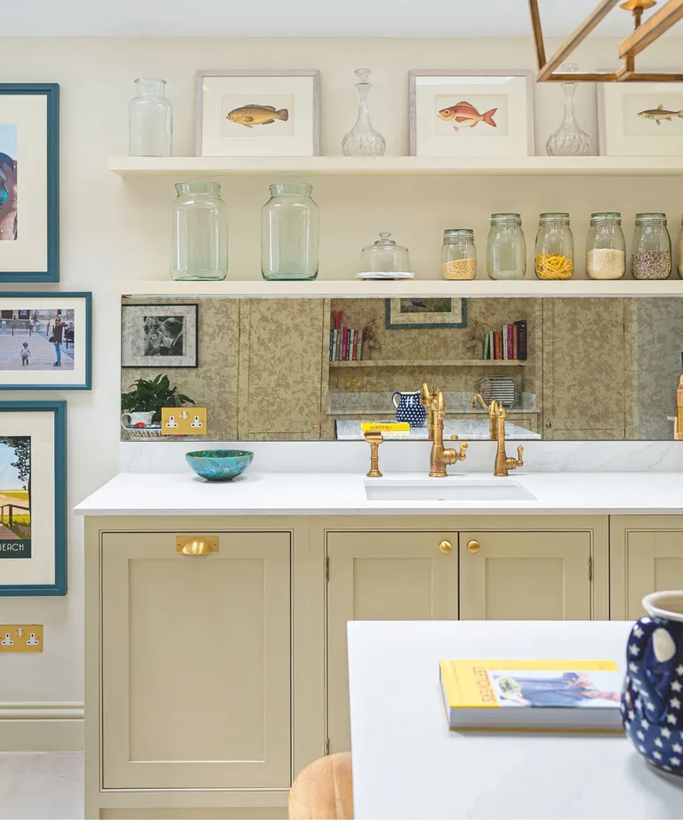 aménagement petite cuisine 4m2 avec crédence miroir effet agrandissant