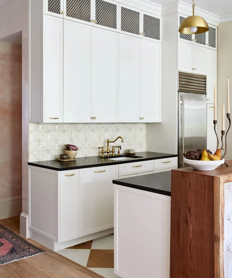 aménagement petite cuisine 4m2 avec sol à motif damier effet agrandissant