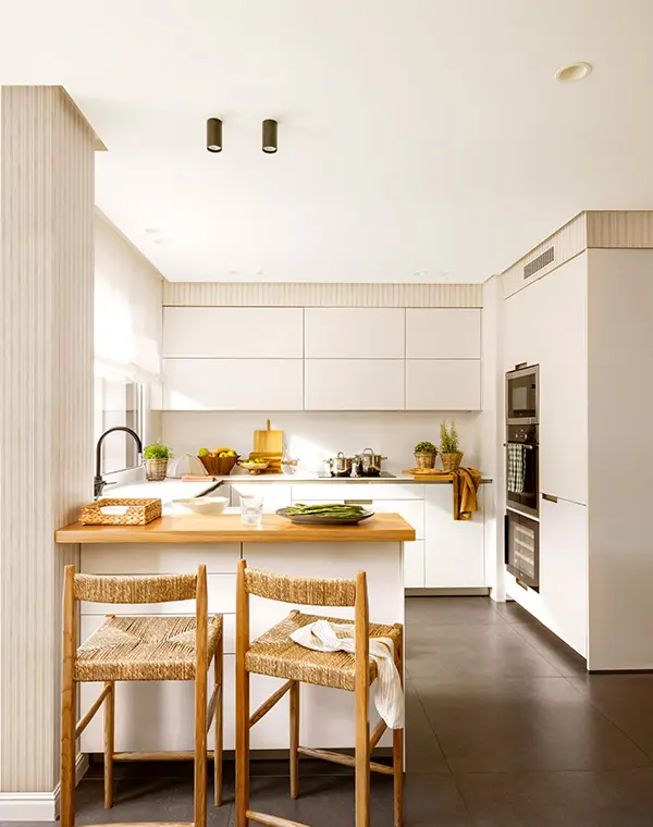 aménagement petite cuisine 4m2 avec péninsule multifonction coin repas et rangement
