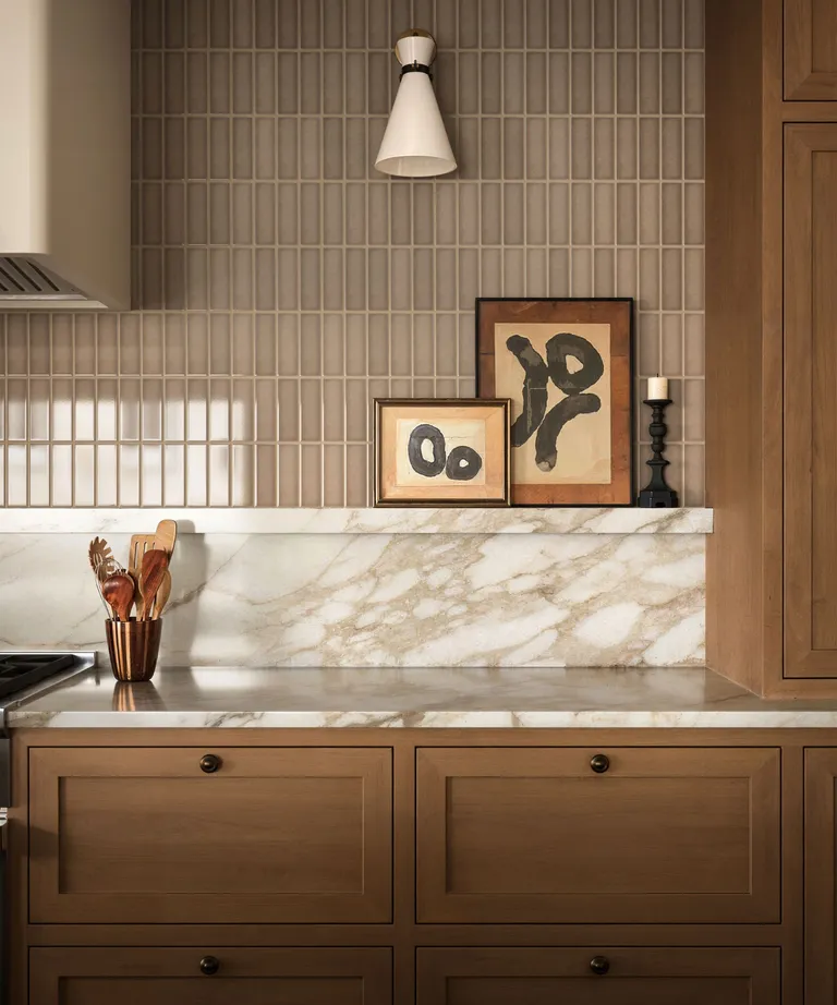 aménagement petite cuisine 4m2 avec carrelage mural ton neutre chaud effet chaleureux