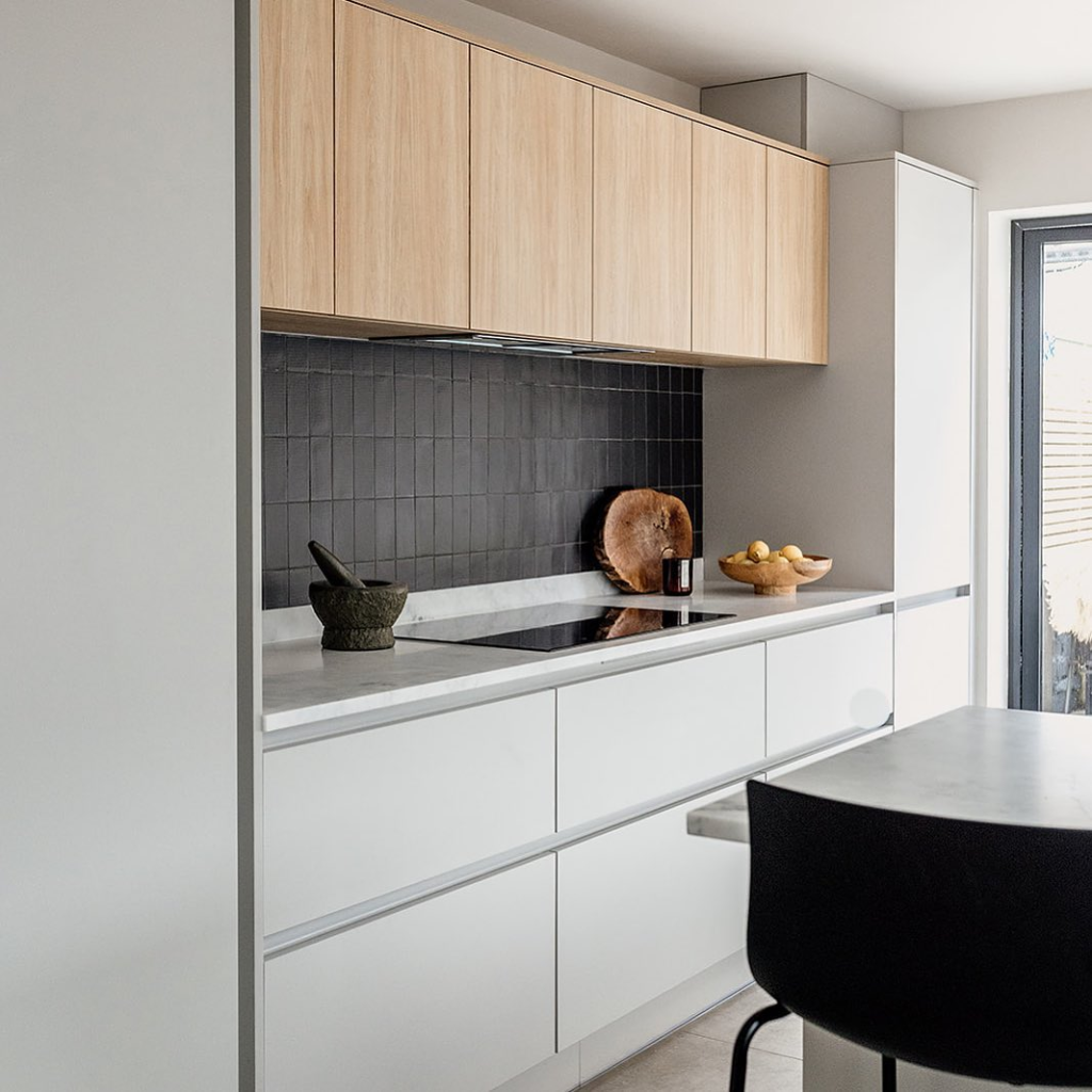 petite cuisine 4m2 agencement linéaire scandinave avec plan de travail continu