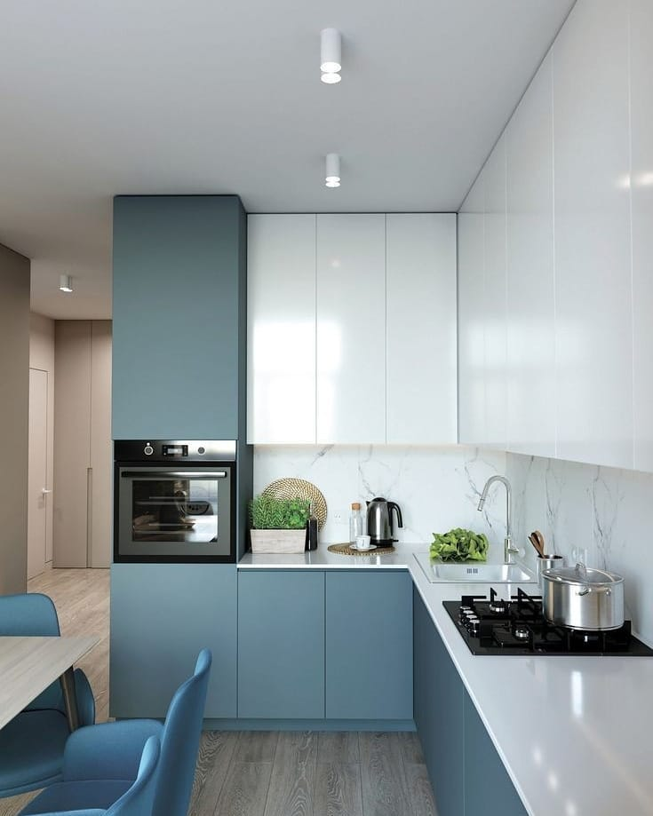 petite cuisine 4m2 bleu clair minimaliste avec plan de travail blanc et éclairage LED
