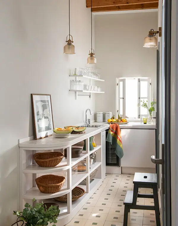 petite cuisine 4m2 en L avec meuble d’angle rotatif et rangement optimisé