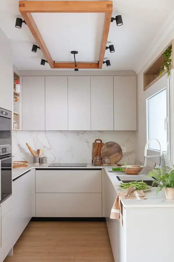 aménagement petite cuisine 4m2 avec façades sans poignée design épuré