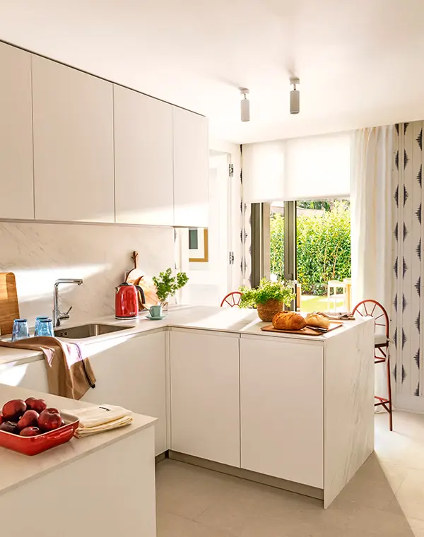 petite cuisine 4m2 meubles hauts jusqu’au plafond avec rangement maximal