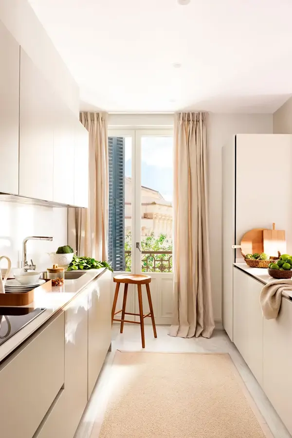 petite cuisine 4m2 avec évier sous fenêtre et plan de travail lumineux