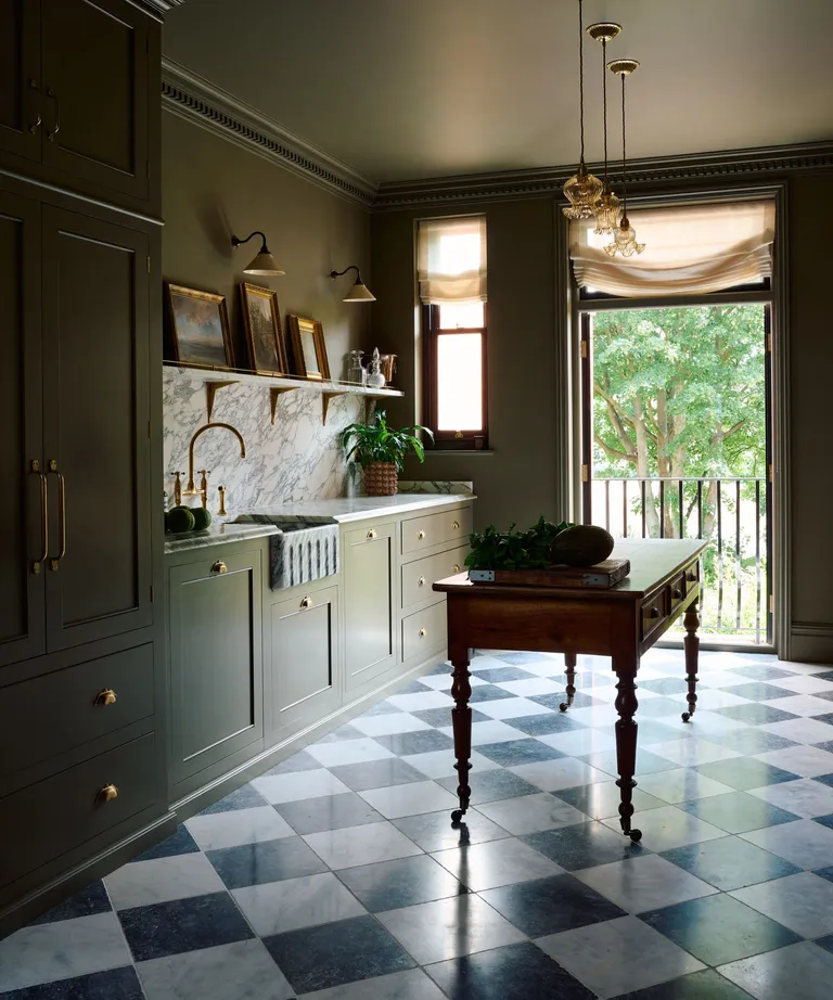 aménagement petite cuisine 4m2 avec table de travail mobile sur roulettes gain de place