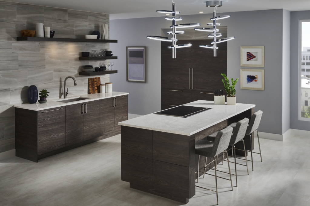petite cuisine ouverte design en L éclairage LED sous meubles bois naturel