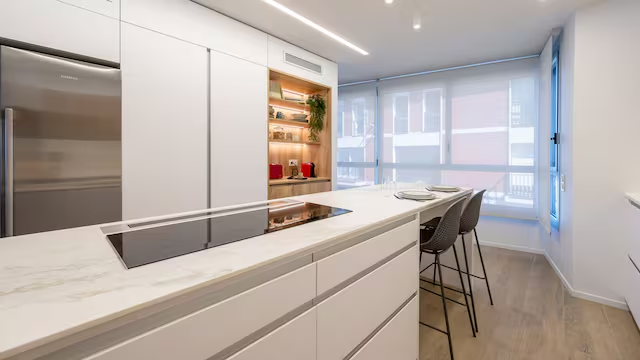 cuisine en U ouverte plan de travail quartz mobilier contemporain