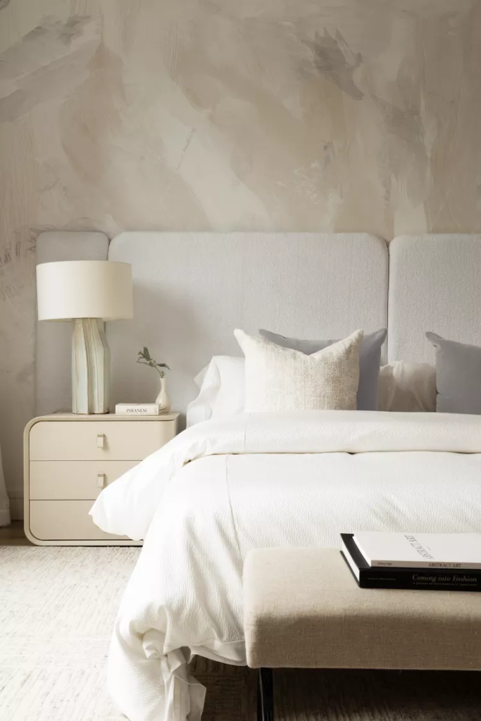 aménager une petite chambre tête de lit haute texturée agrandit visuellement 2026