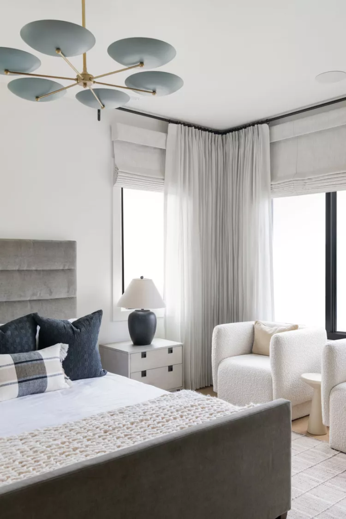 aménagement petite chambre palette monochromatique tons neutres clairs