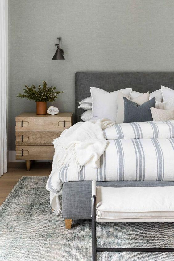 petite chambre gain de place étagères hautes meubles suspendus aérés