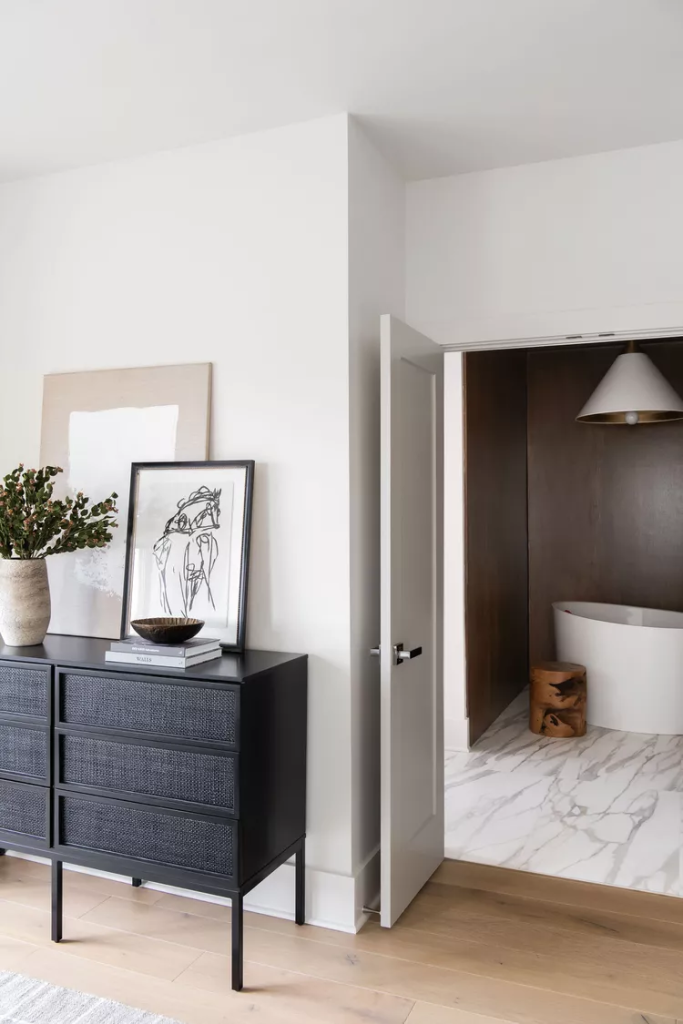 meuble dans une petite chambre
